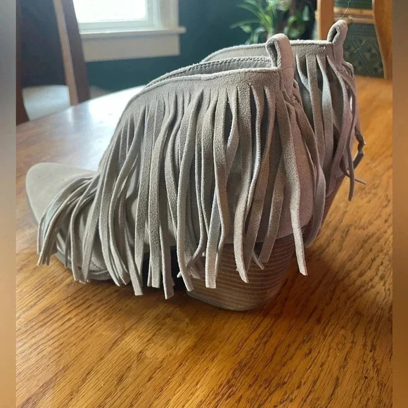 Beast Fringe leather heeled booties Size 8.5 GUC! Bin D - Picture 4 of 8